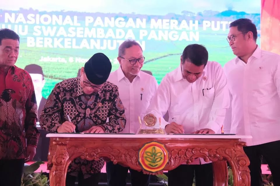 Teken Mou dengan Mentan, Mendes Yandri Pastikan 20 Persen Dana Desa untuk Ketahanan Pangan