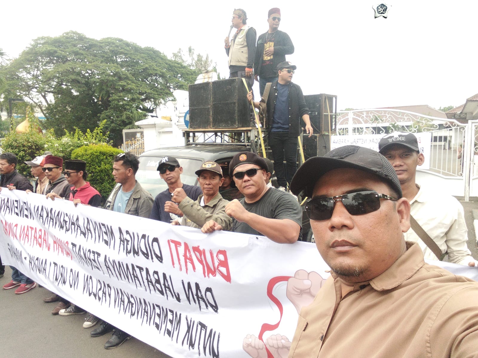 Setelah Dilaporkan ke Bawaslu, Dugaan Penyalahgunaan Rumah Dinas Bupati Serang Berujung Didemo AMPD