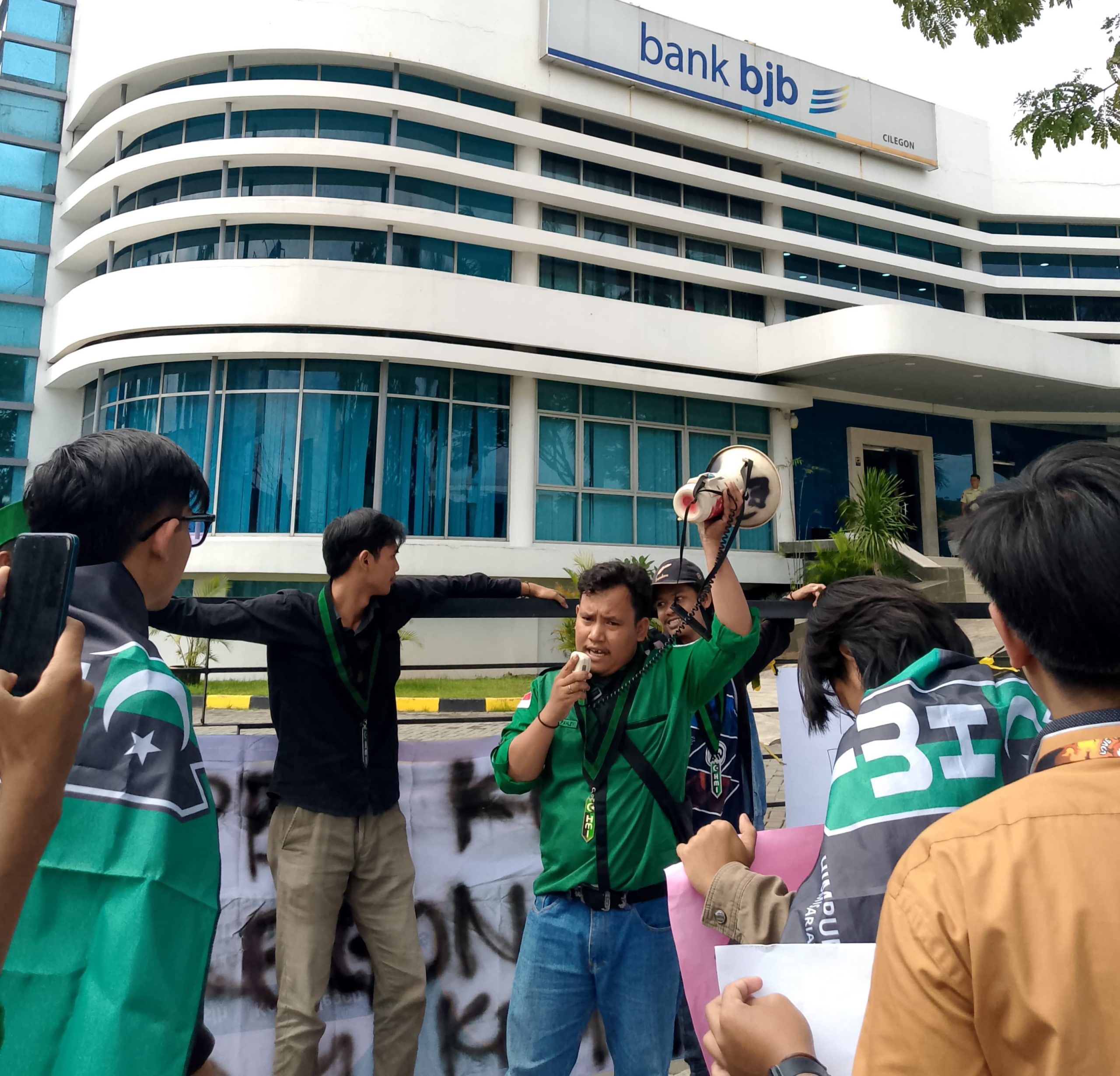 Gruduk Kantor BJB dan DPRD, HMI Cilegon Minta Penyertaan Modal Rp100 M ke Bank BJB Dibatalkan