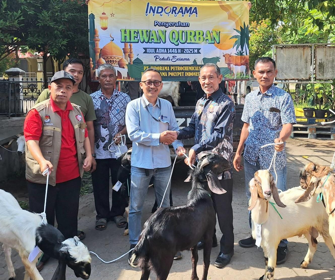 PT Indorama Serahkan Belasan Hewan Kurban ke Masyarakat Setempat
