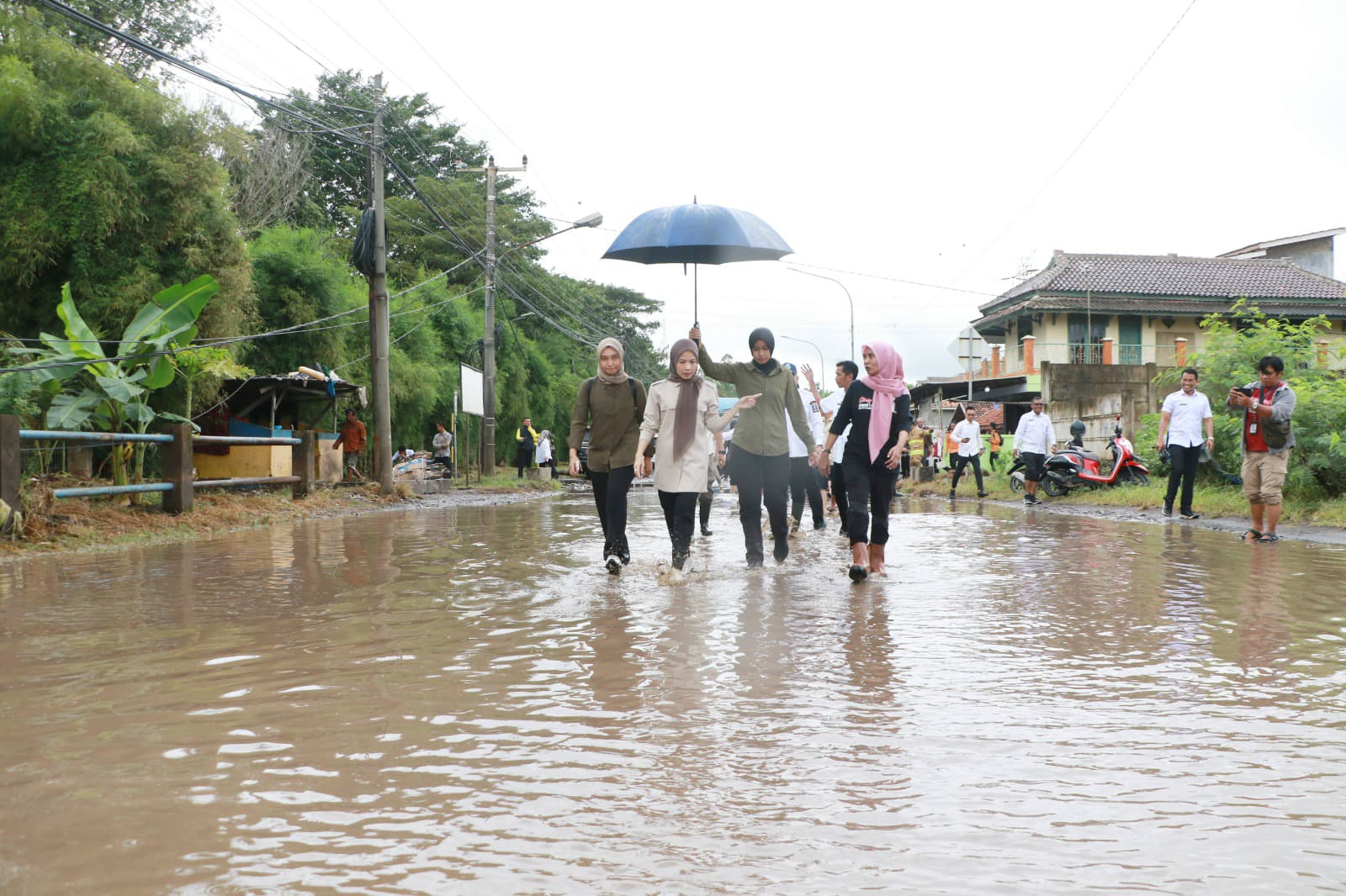 Gerak Cepat Atasi Banjir Pulo Ampel, Bupati Ratu Zakiyah Segera Koordinasi Lintas Sektor