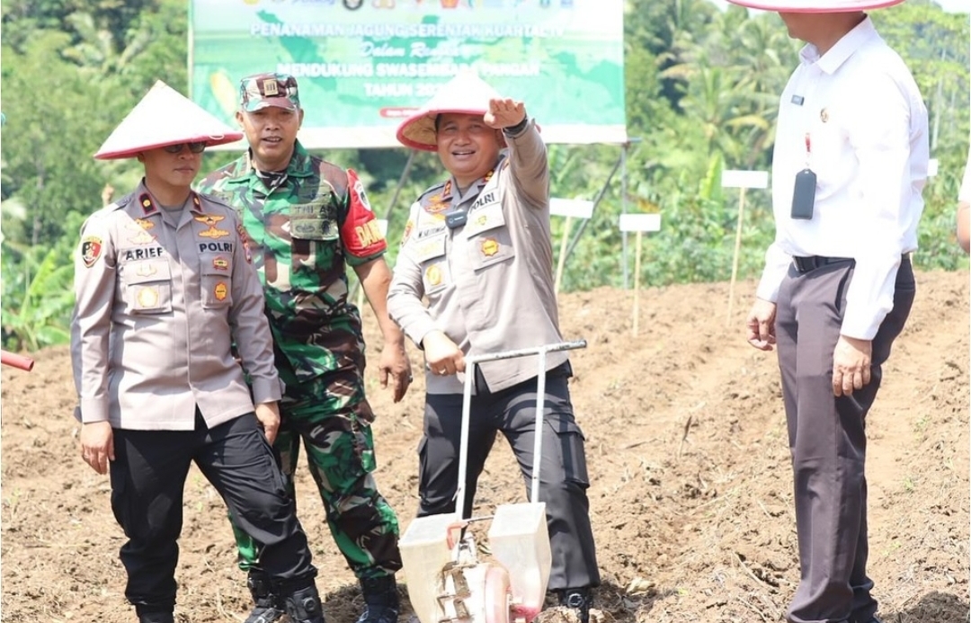 Polres Cilegon Gelar Tanam Jagung, Pengobatan Gratis Hingga Sembako Murah untuk Warga Anyer