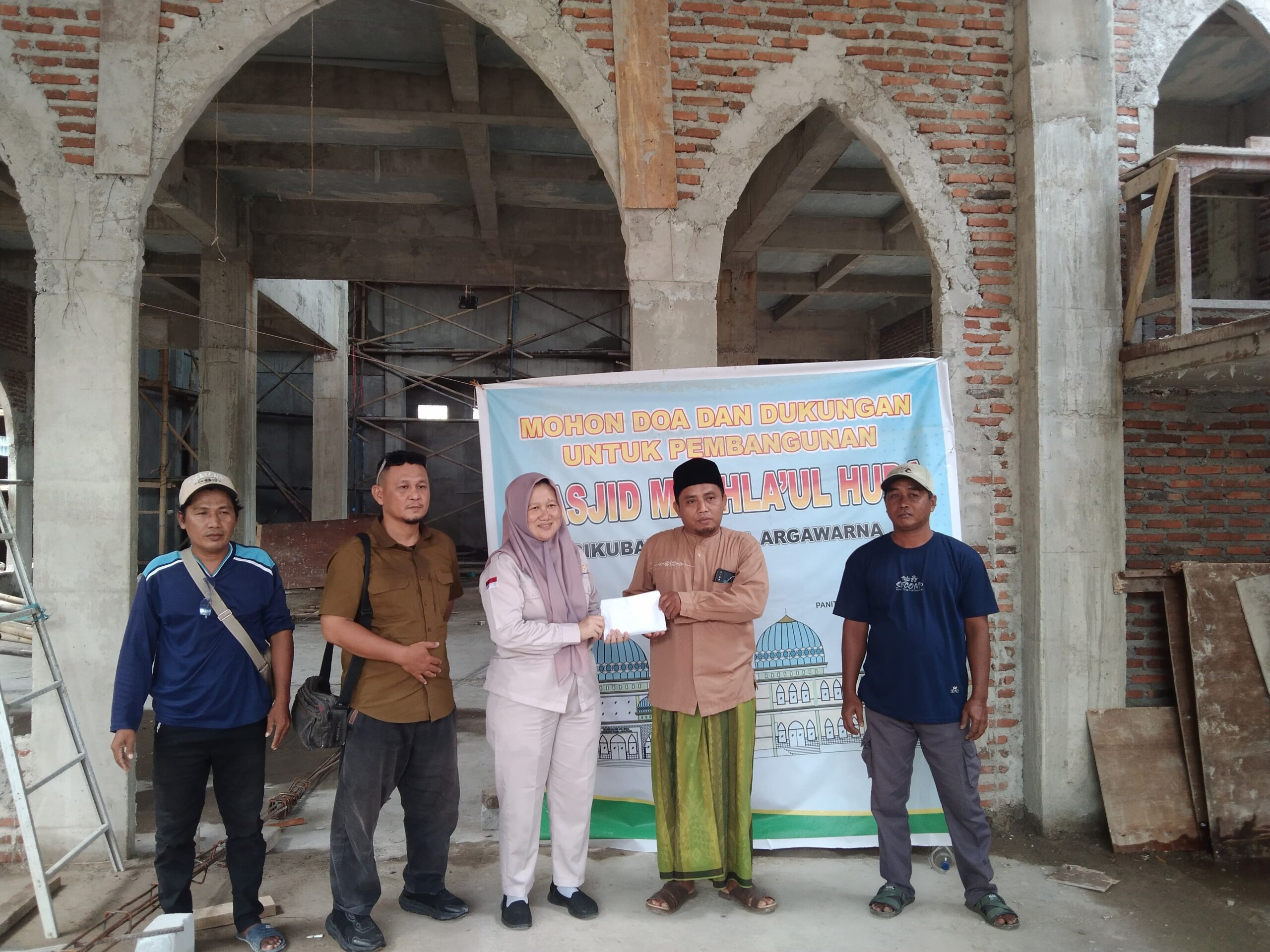 PT. Gunanusa Utama Fabricatos Salurkan CSR untuk Pembangunan Masjid di Desa Argawana Pulo Ampel