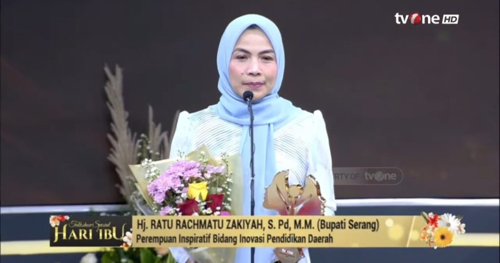 Bupati Serang Ratu Rachmatuzakiyah menerima Penghargaan Perempuan Inspiratif 2025 yang diserahkan di Studio TVOne Jakarta Selatan pada Senin, 22 Desember 2025 malam bertepatan dengan perayaan Hari Ibu 2025.