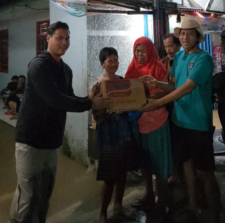 Ketua Komisi II DPRD Cilegon Bagikan Bantuan untuk Korban Banjir di Cibeber