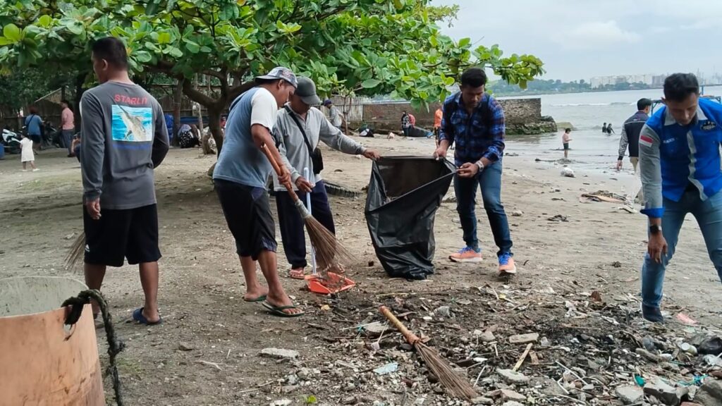 Potret kegiatan bersih-bersih pantai di Pulo Merak Kecil yang dipimpin Iksapala.