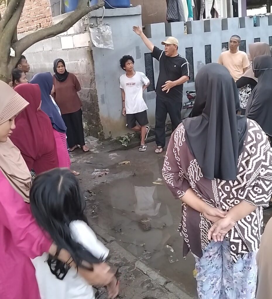 Wakil Ketua DPRD Kota Cilegon sedang berdiskusi dengan warga terdampak banjir di Link Ramanuju, Citangkil.