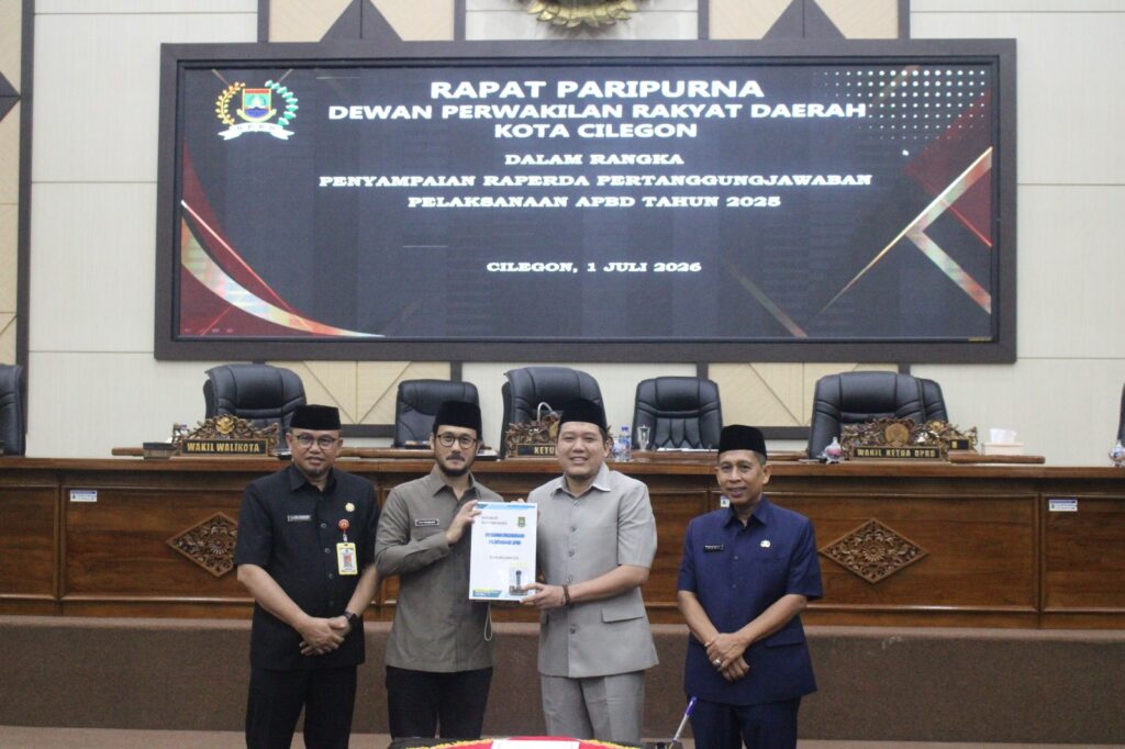 Ketua DPRD Kota Cilegon, Rizki Khairul Ichwan, saat Menerima Dokumen Laporan Pertanggungjawaban Pelaksanaan APBD Tahun 2025.