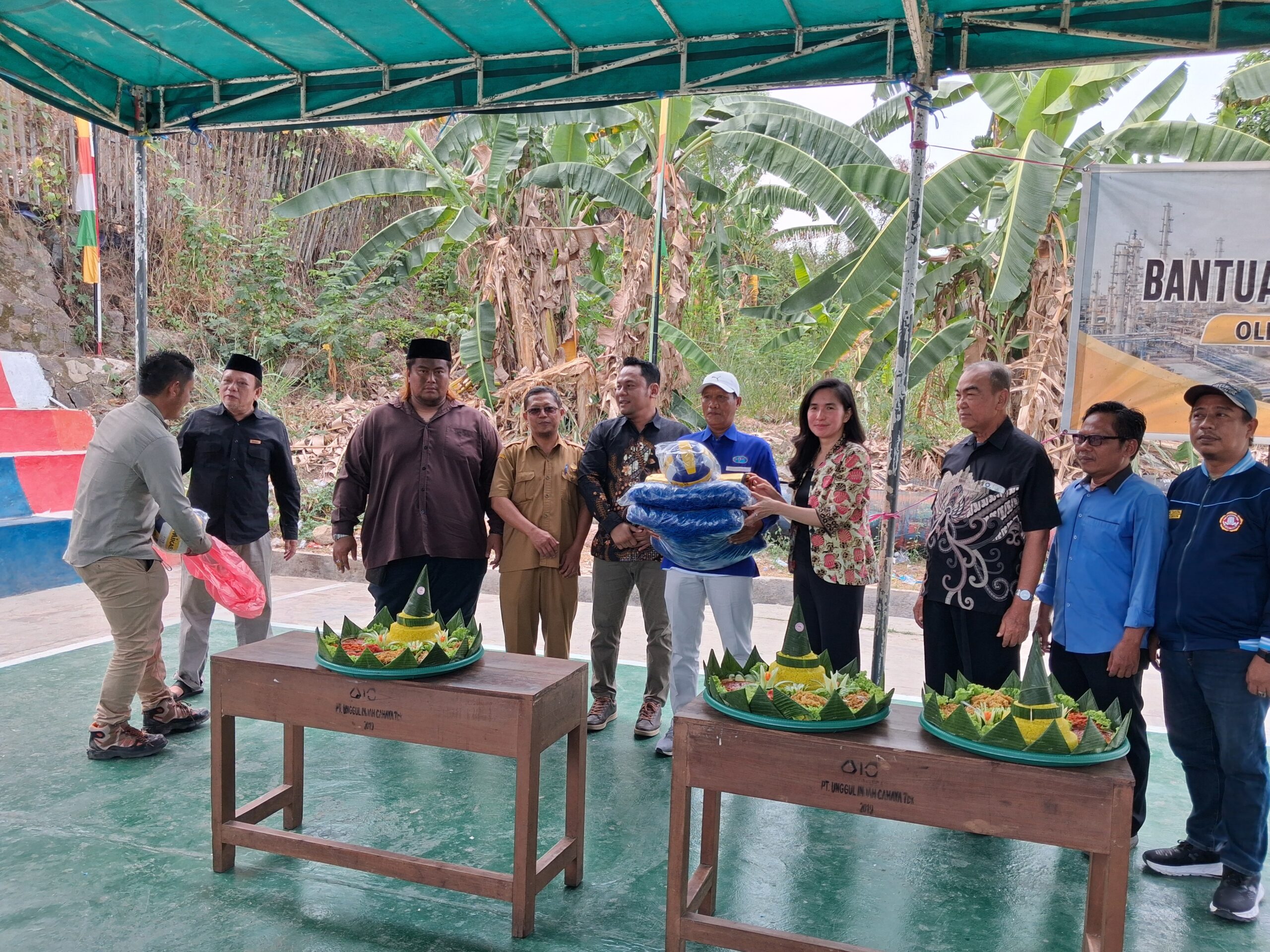 Perhatikan Dunia Olahraga, PT UIC Berikan Bantuan Lapangan Voli untuk 3 RW di Kelurahan Gerem