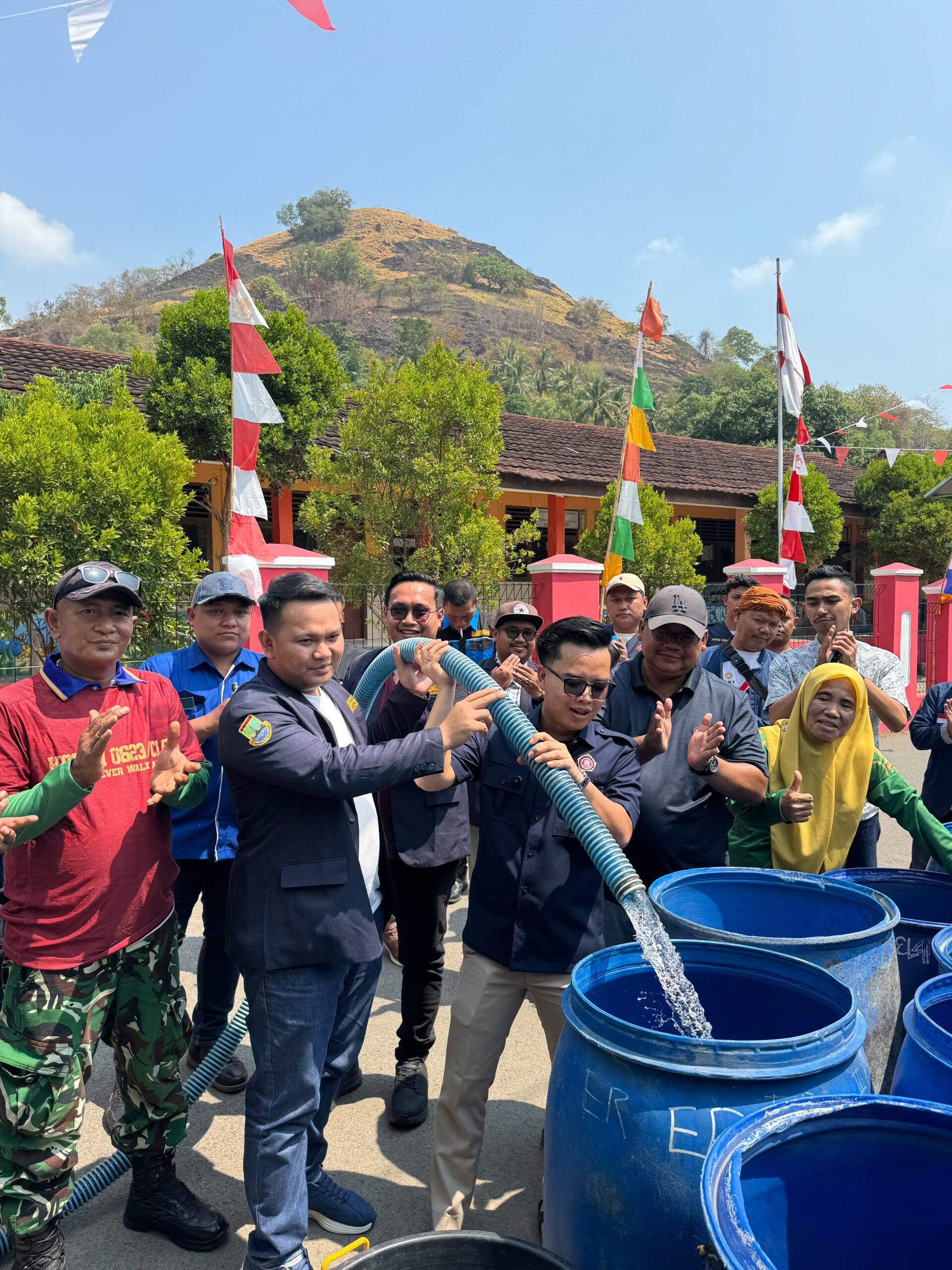 Karang Taruna Cilegon Guyur Bantuan Air untuk Masyarakat Kekeringan Air di Pulomerak
