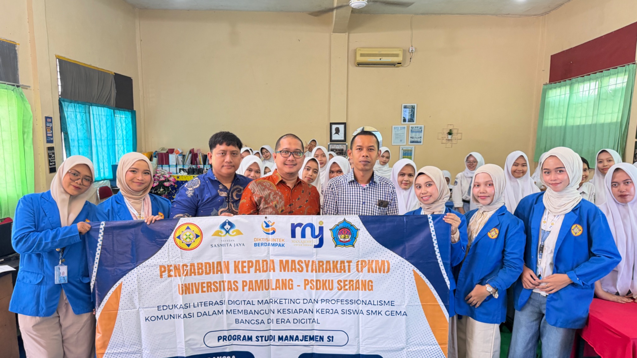 Edukasi Literasi Digital Marketing dan Profesionalisme Komunikasi dalam Membangun Kesiapan Kerja Siswa SMK Gema Bangsa di Era Digital